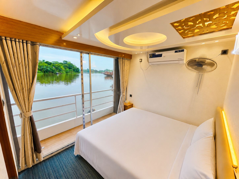 The CANVAS Luxury HouseBoat