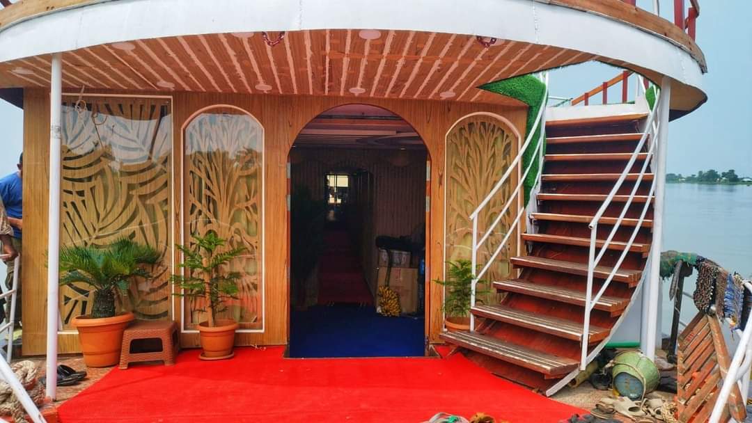 The Captain Luxury House Boat