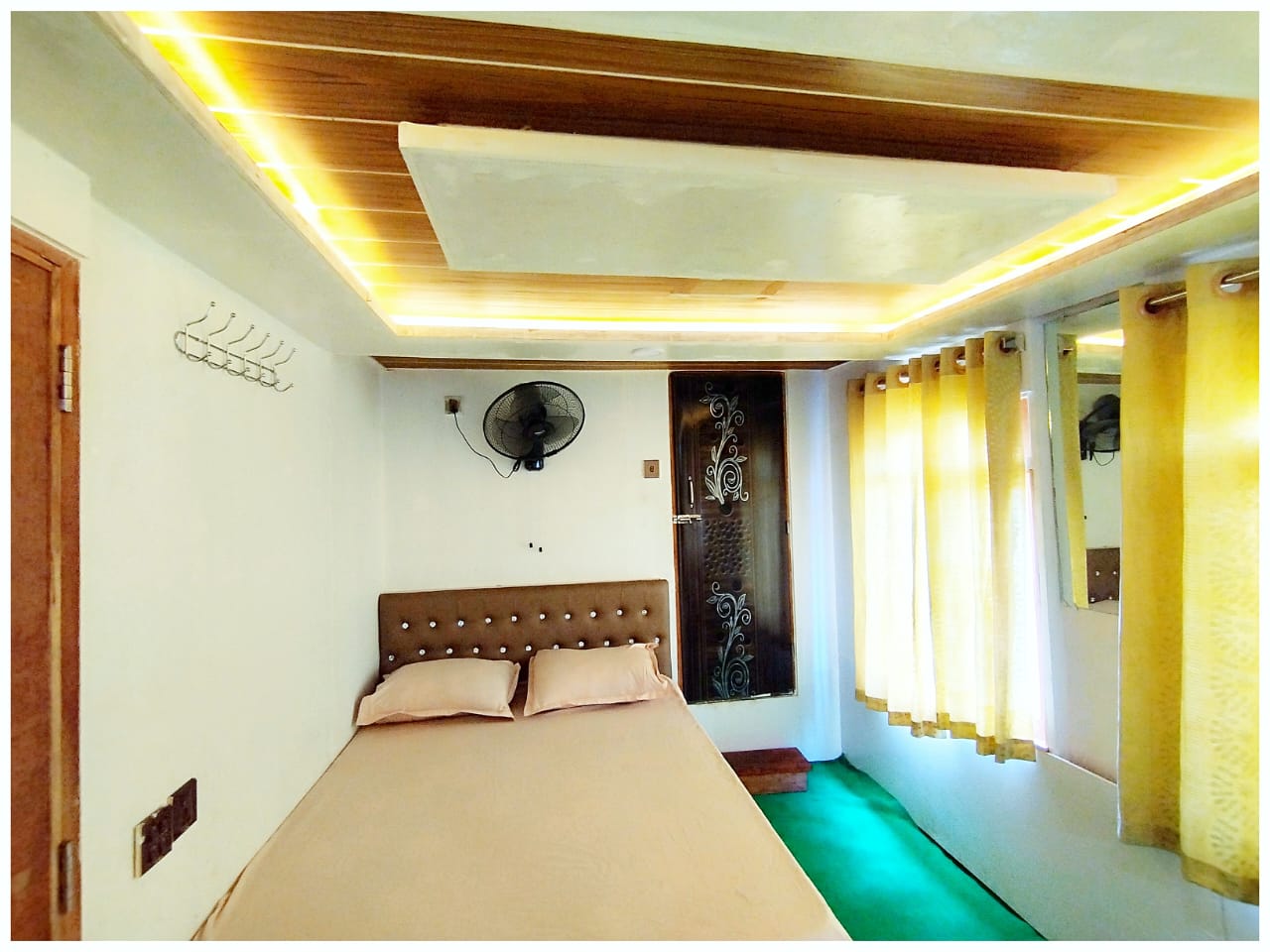 The Captain Luxury House Boat